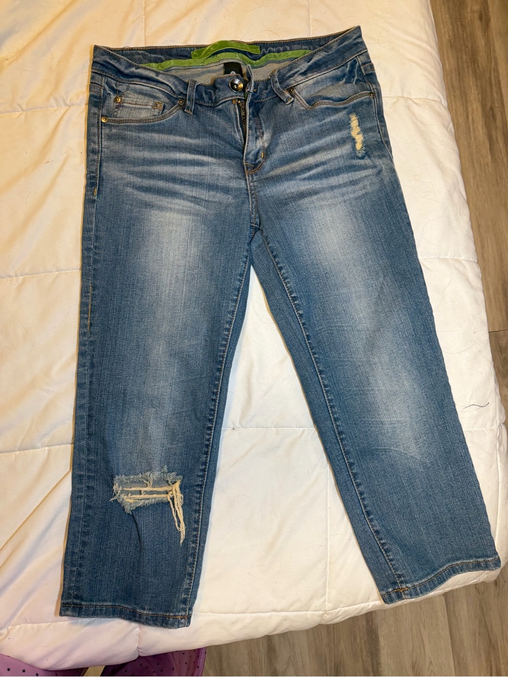 refuge Distressed Capris Jeans in Faded Blue